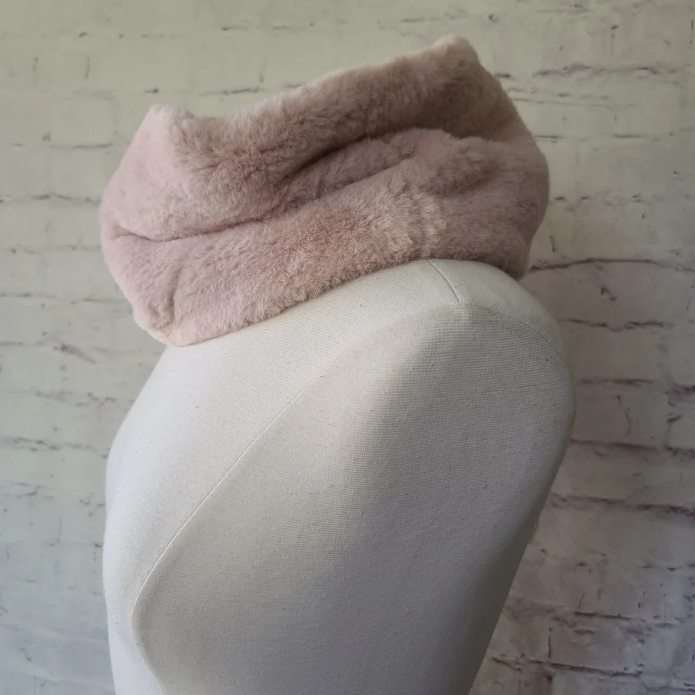 NWT Banana Republic Factory Blush Pink Imitation Fur Circle Scarf Cowl